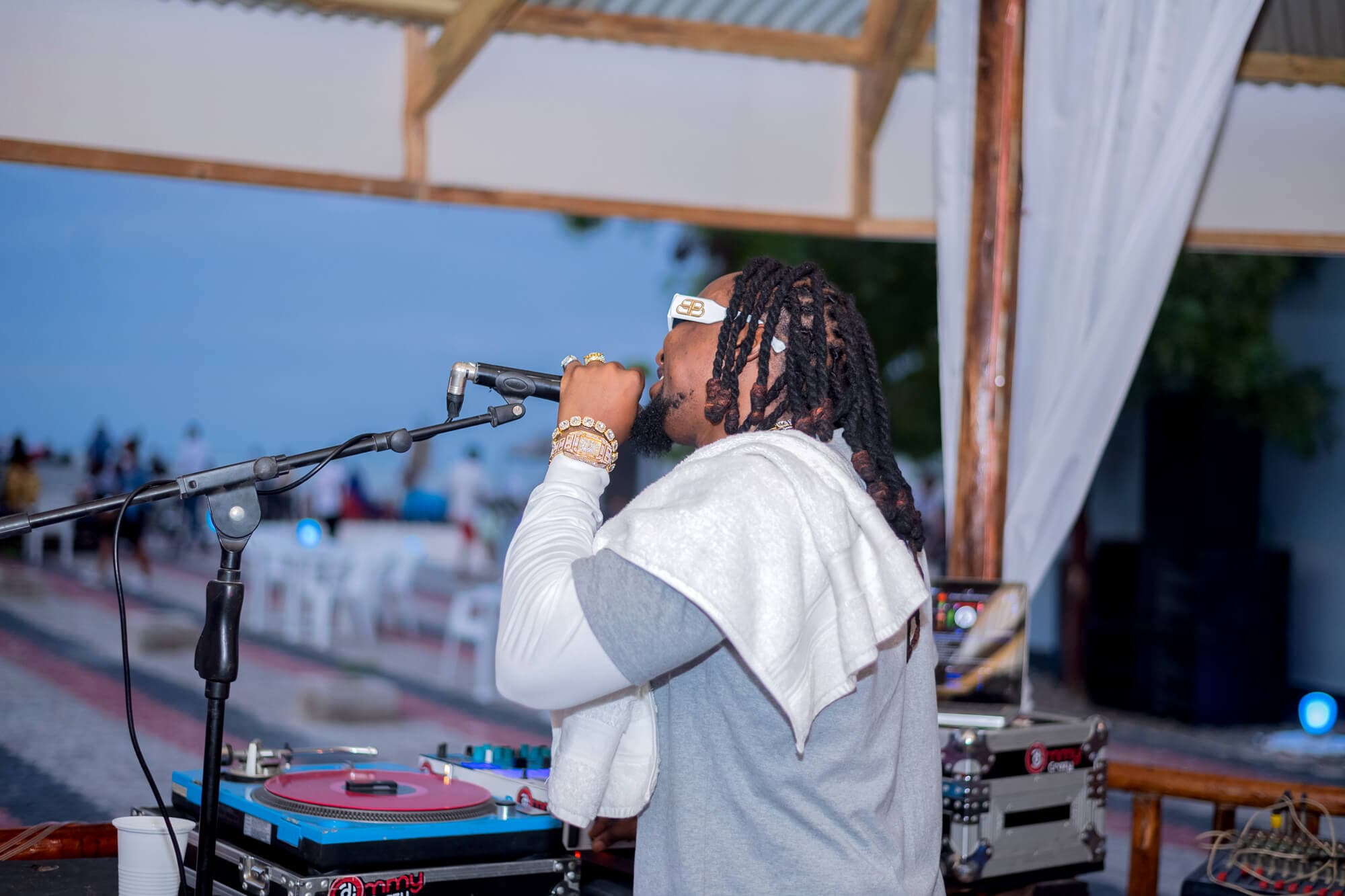 Dance with the waves, move with the sea.